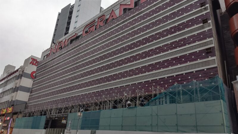 建物に囲いが・・・ 日新観光ビル解体工事 2020年3月