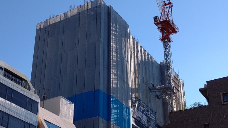 間もなく躯体は最上階 「シティタワー丸の内」建設状況 2020年8月