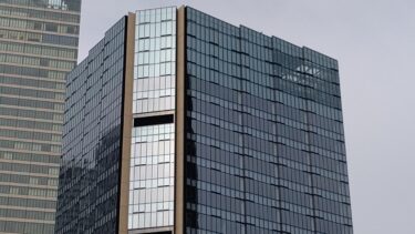 ビルにはGUCCIの看板も・・・ 「名古屋三井ビルディング北館」2021年2月