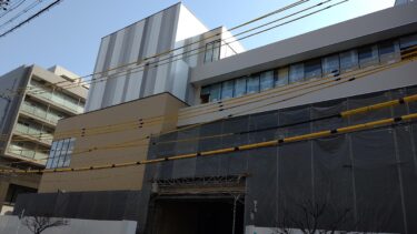一部で外観がお目見え 「神宮前駅東街区開発事業」(μ-PLAT神宮前)建設状況 2021年3月