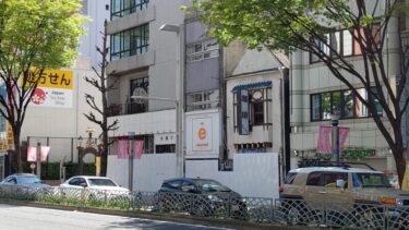 周辺の建物にも白い囲い 「丸越ビル」建て替えは一体開発!? 2021年4月