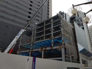 一部で躯体が上昇・・・「キング観光柳橋複合ビル」（名駅四丁目新築ビル計画）建設状況　2021年７月
