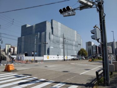 建物がスッポリ・・・「神宮前駅西ビル」解体工事　2022年４月
