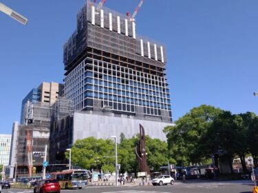白い窓枠が設置・・・新「中日ビルディング」建設状況　2022年６月