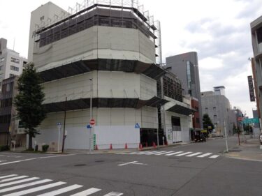 一体開発の可能性大・・・錦二丁目で２棟の老朽化ビルが解体