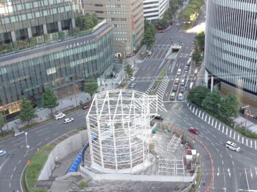 これ自体がモニュメント！？・・・撤去工事中の「飛翔」の周囲に”オリ”が登場 2022年8月