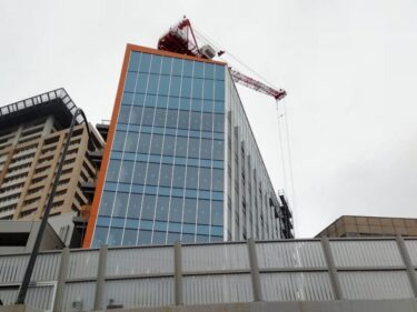 外観がお目見え・・・「(仮称)NOBUNAGA第一ビルディング」建設状況 2023年4月