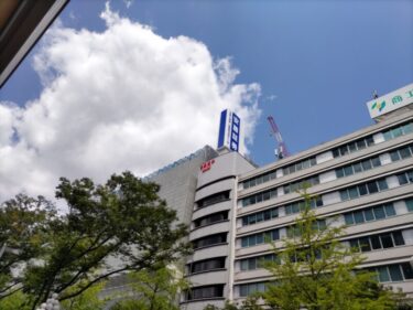 現場にクレーンも稼働・・・「栄町ビル」解体工事　2023年7月