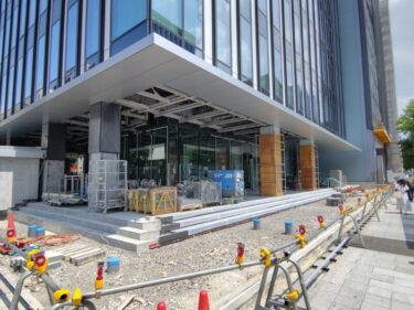 エントランスがお目見え・・・「名古屋伏見Kフロンティア」(【仮称】錦通桑名町ビル)建設工事 2025年9月