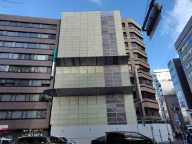 駅西地区で雑居ビル・・・「学校法人秋田学園名駅ビル」が解体 跡地開発の行方は！？ 2026年2月